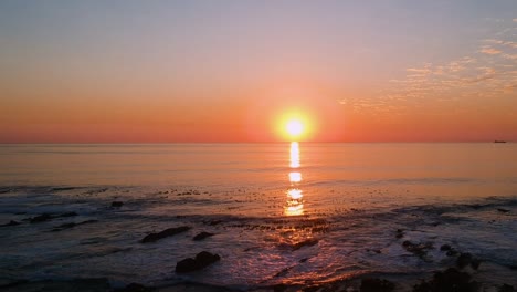 Una-Toma-En-ángulo-Alto-Del-Océano-Durante-La-Puesta-De-Sol