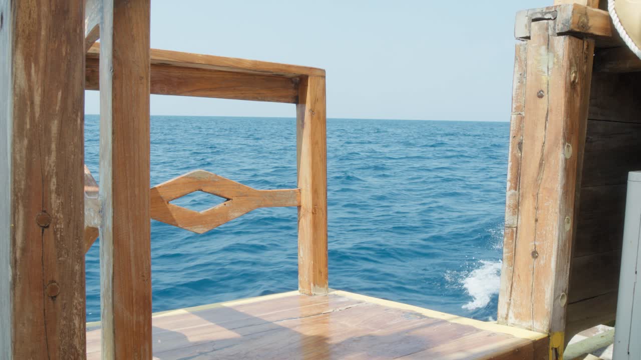 Meer und Horizont, gesehen von einem Holzboot in der Meereslandschaft der Komodo-Insel in Indonesien.