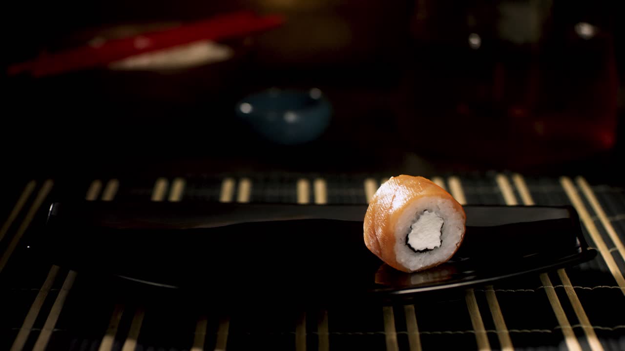 mesa de madera oscura con placemat de bambú