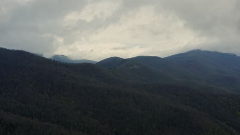 Aerial-moving-over-Blue-Ridge-Parkway-in-Appalachian-Mountains-Asheville-NC