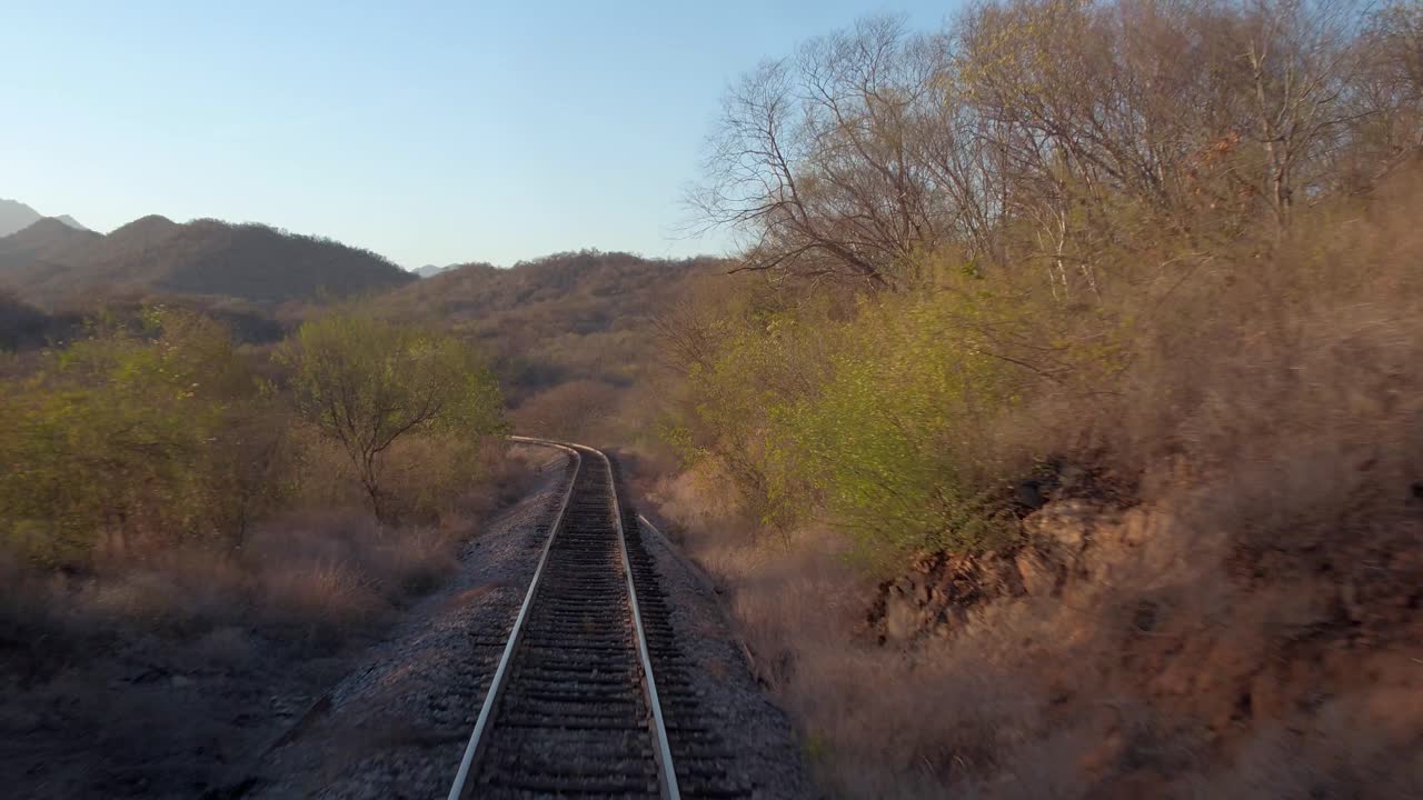 punto de vista del tren barato que pasa por un paisaje árido