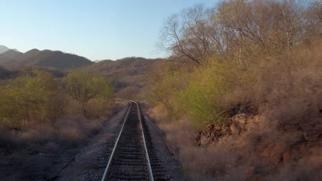 Punto-De-Vista-Del-Tren-Barato-Que-Pasa-Por-Un-Paisaje-árido