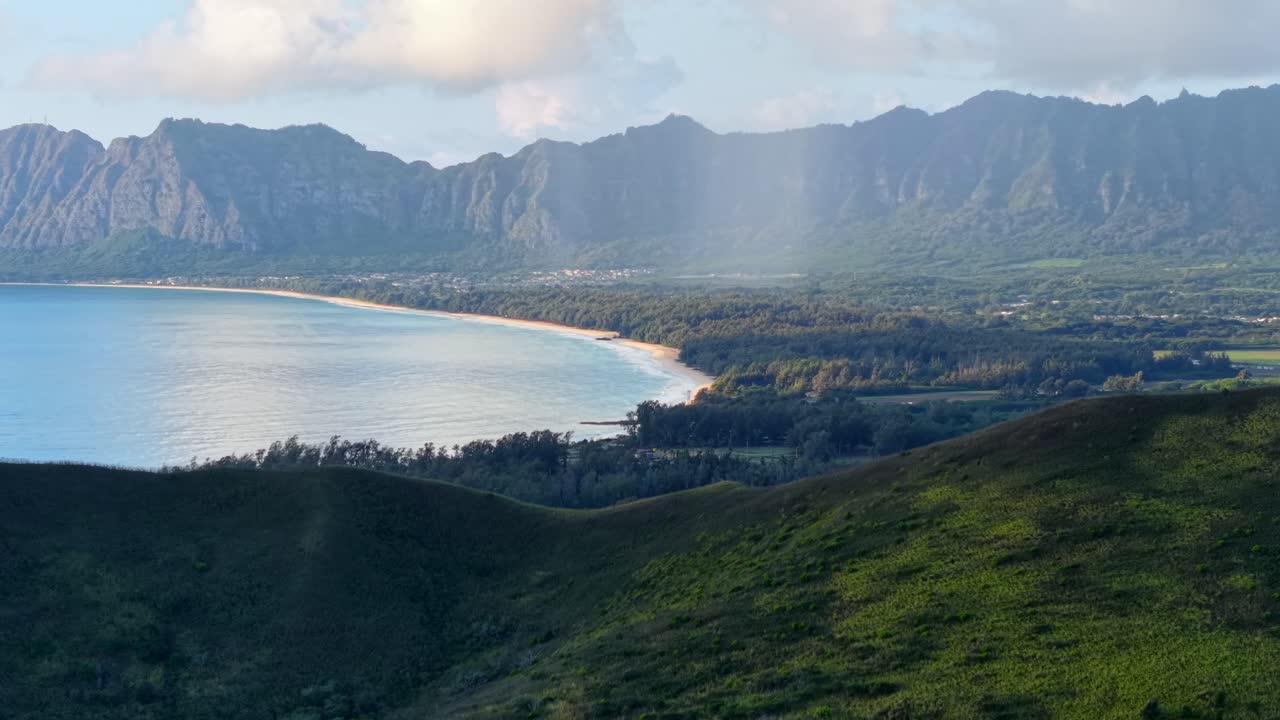 Scenic view of Waimānalo Bay and the Ko'olau Mountains on Oahu, Hawaii, Aerial Pan