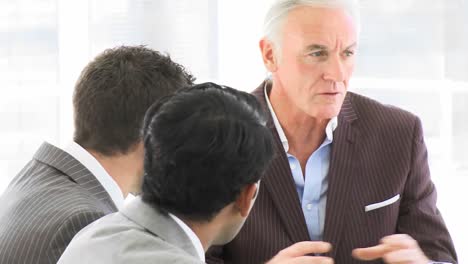 panorama de un empresario de alto rango hablando en una reunión