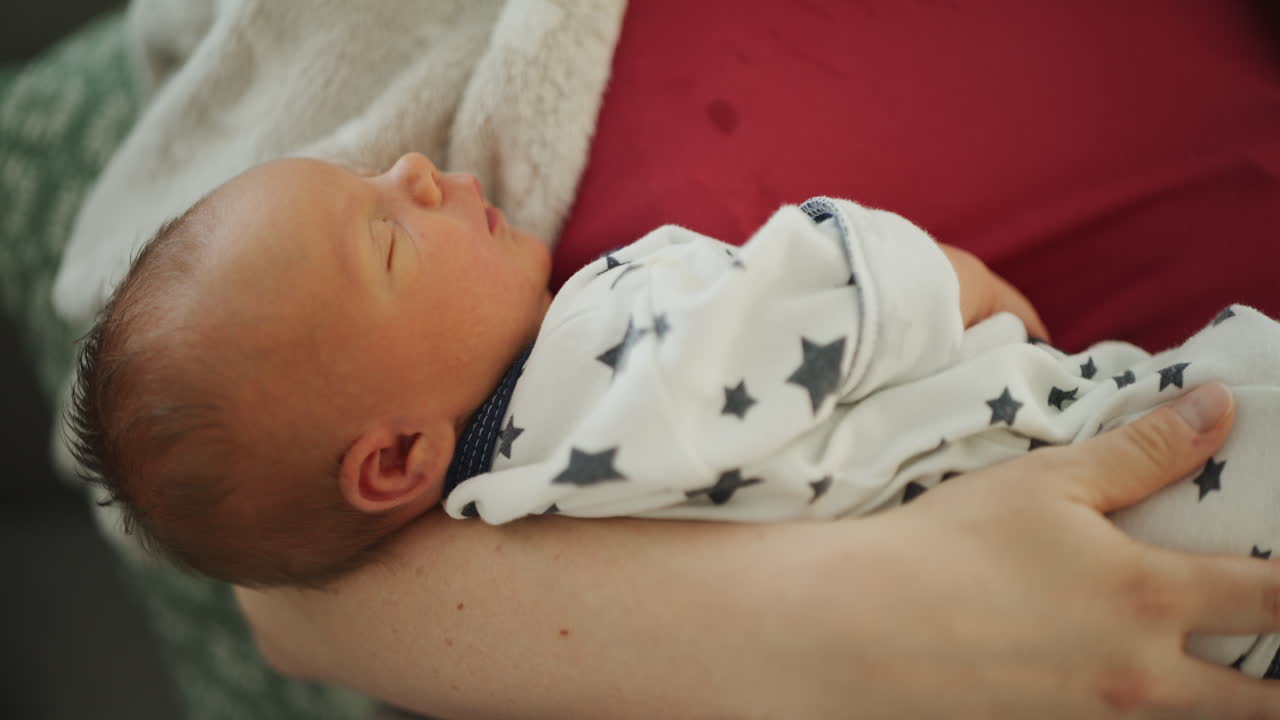 Primo piano di neonato che dorme dopo la nascita