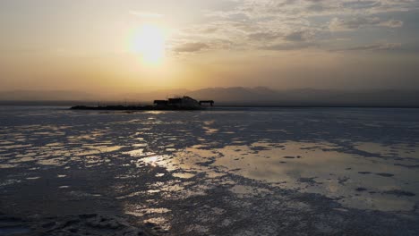 plano general de un sol naciente en las salinas de danakil