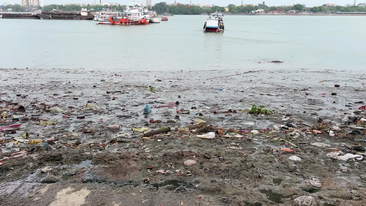 vista de la sucia orilla del ganges en howrah, calcuta