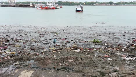 View-of-dirty-seashore-of-Ganga-in-Howrah,-Kolkata