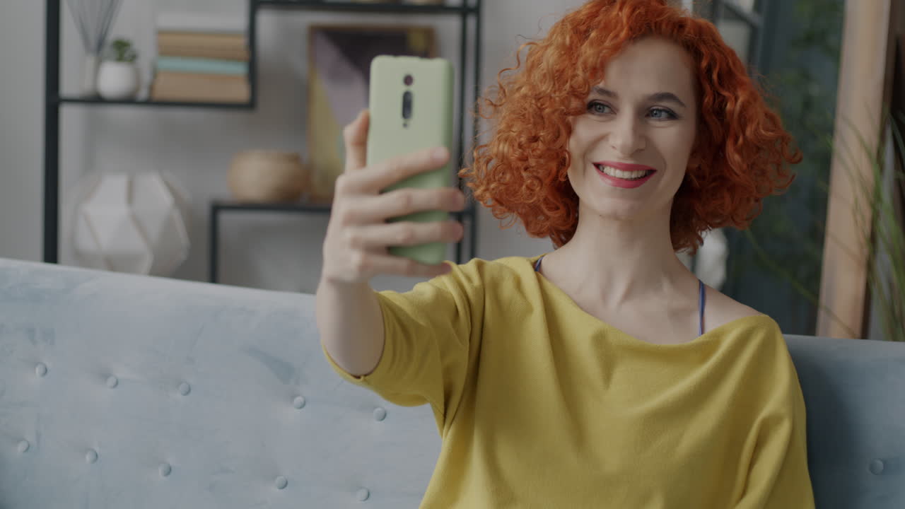 mujer haciendo una llamada de video en un teléfono inteligente
