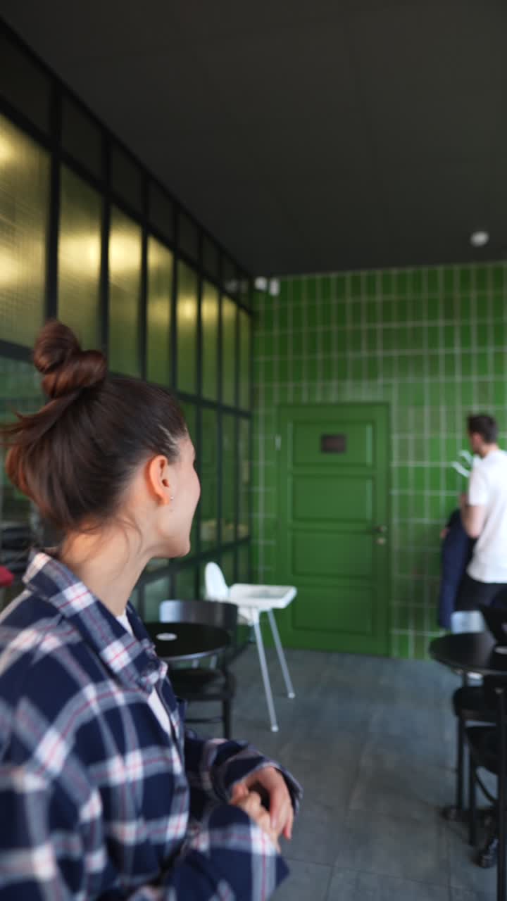 카페에 있는 여자