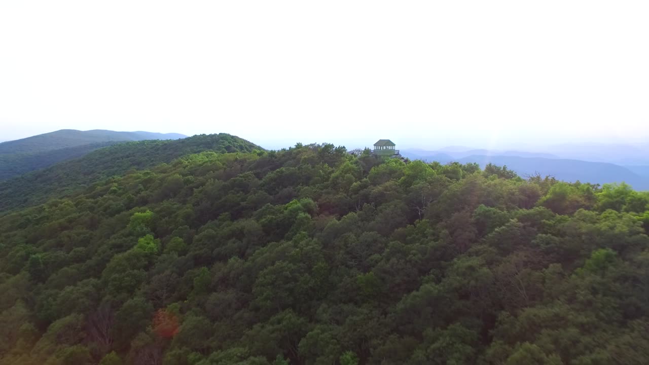 antena extraíble de la torre de vigilancia contra incendios en las montañas.