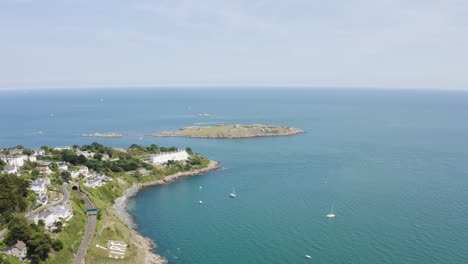 Volando-Hacia-La-Isla-Dalkey-Con-La-Vista-De-7-Eire,-Yates-Y-Un-Mar-Azul-En-Un-Hermoso-Día,-Irlanda