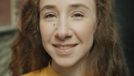 retrato de una mujer sonriente