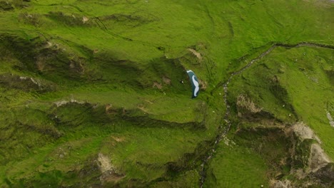 parapenteando sobre un valle de montañas exuberantes