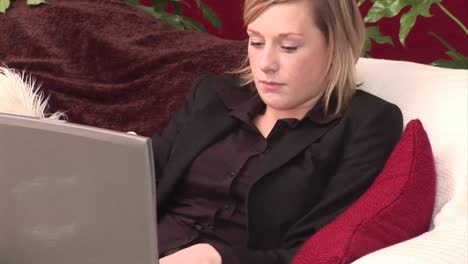 joven adulto navegando por internet