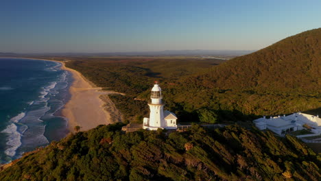 Disparo-Cinematográfico-De-Drones-Girando-Alrededor-Del-Faro-De-Smoky-Cape-En-Australia,-Revelando-El-Océano-Pacífico