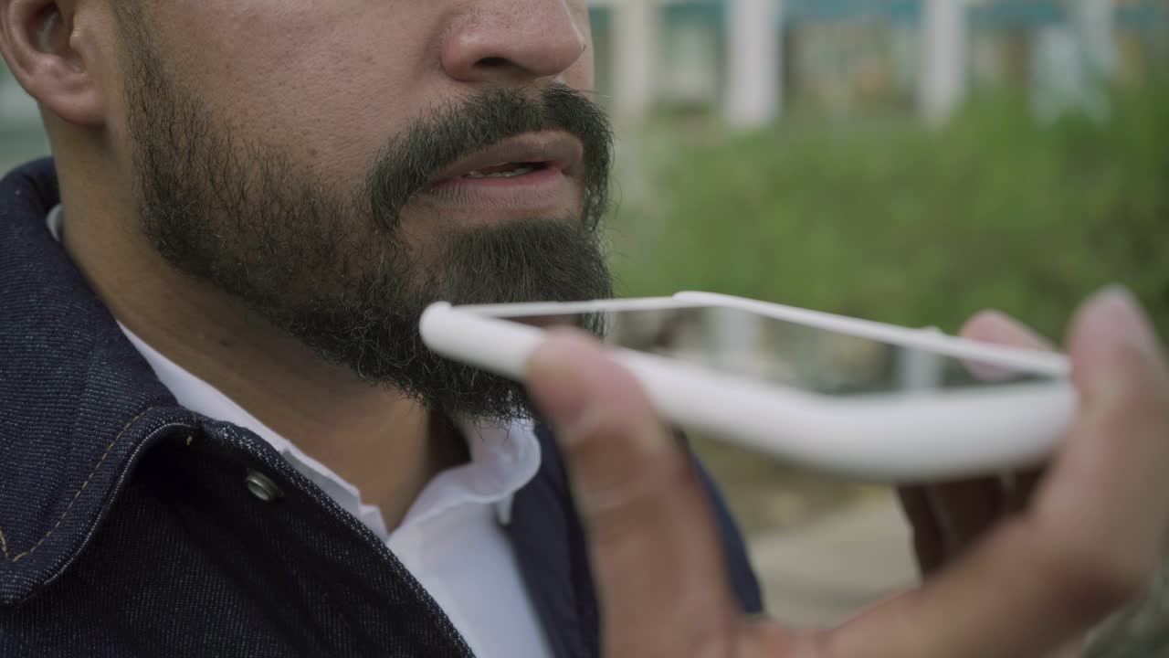 hombre hablando por teléfono celular al aire libre