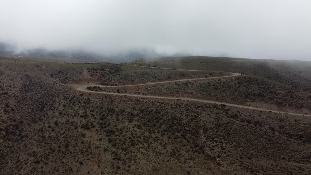 el gran cambio de bucle conduce a la carretera de grava fuera de la meseta de rodadura brumosa