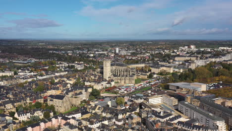 Luftaufnahme-Der-Kathedrale-Von-Le-Mans,-Sonniger-Tag,-Sarthe,-Frankreich