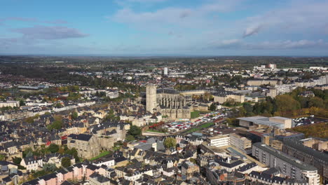 Toma-Aérea-De-La-Catedral-De-Le-Mans-Día-Soleado-Sarthe-Francia