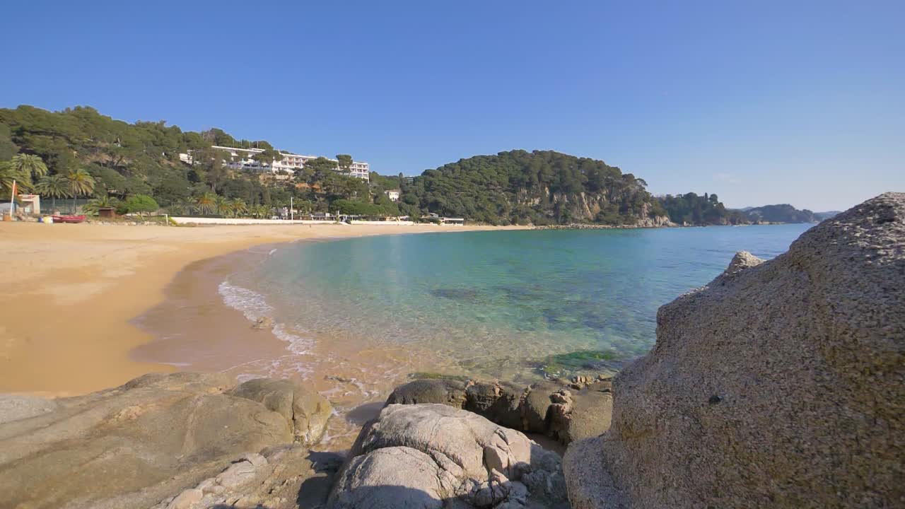 Slowmotion af Santa Cristina-stranden i Lloret de Mar, Costa Brava kystregionen i Spanien.