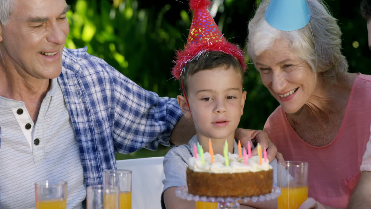 un niño mirando su pastel de cumpleaños