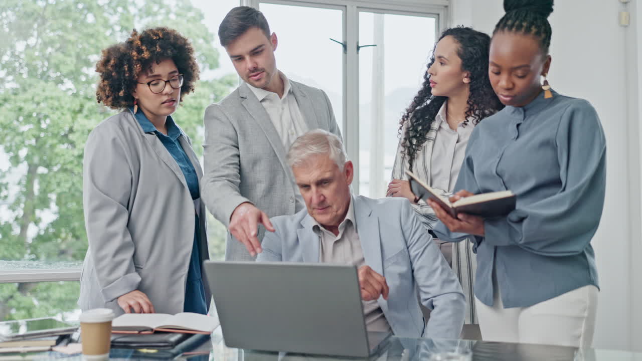 Computer portatile, riunione e un amministratore delegato senior con il suo team