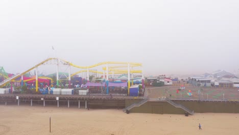 Nebliger-Tag-Auf-Dem-Santa-Monica-Pier,-Der-Nach-Links-Fliegt