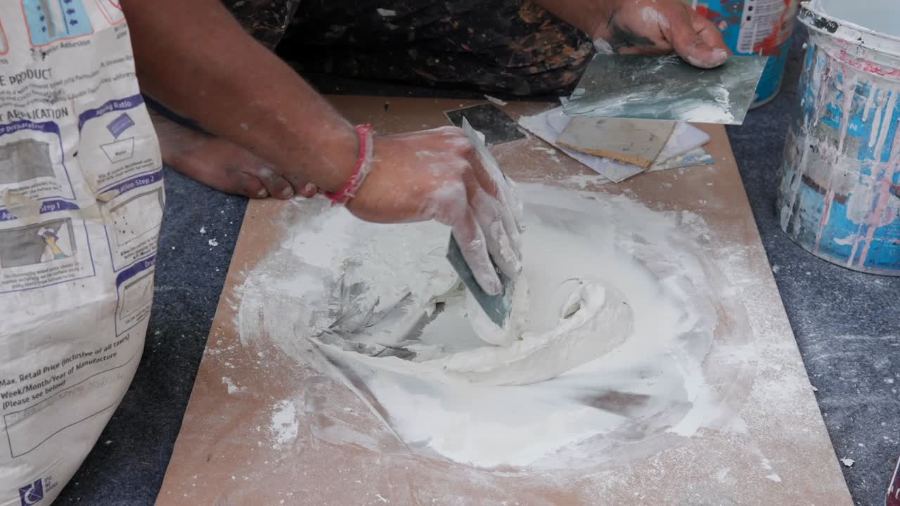 mixing the white ciment closeup view