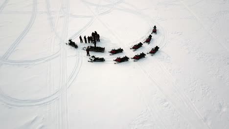 Vista-De-Drones-De-Pesca-En-Hielo-En-Saariselka,-Laponia,-Finlandia