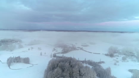 Kurz-Nach-Sonnenuntergang-Hängt-Nebel-über-Der-Schneebedeckten-Landschaft