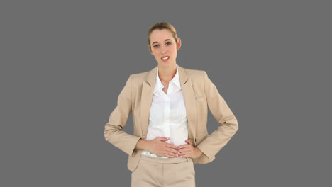 mujer de negocios frotando su dolor de estómago