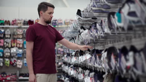 hombre comprando zapatos en una tienda