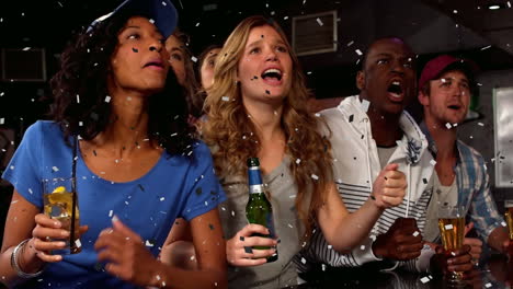 animación de confeti cayendo sobre diversas personas en el bar.