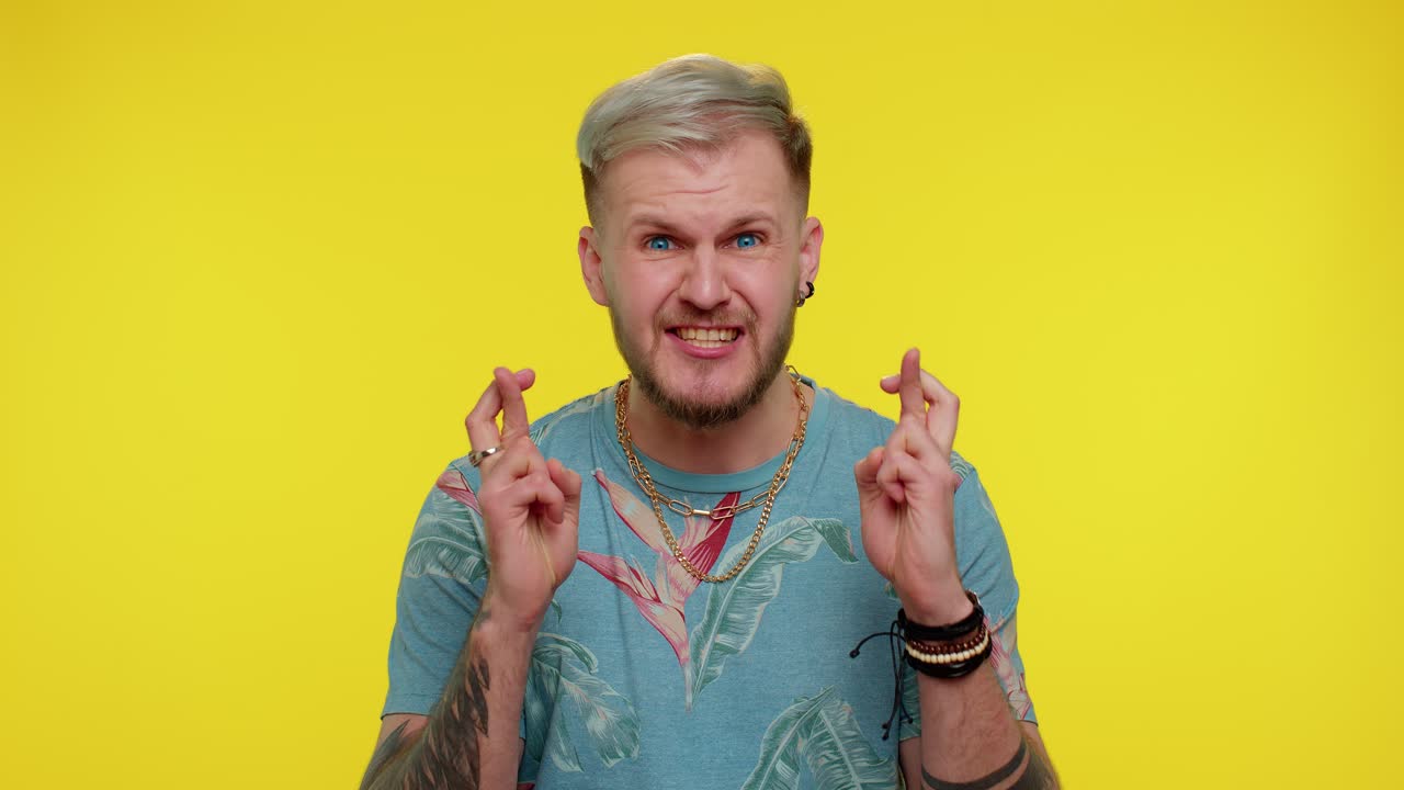 hombre desear buena suerte y sorprenderse de repente sueño hecho realidad, esperando ganar la lotería