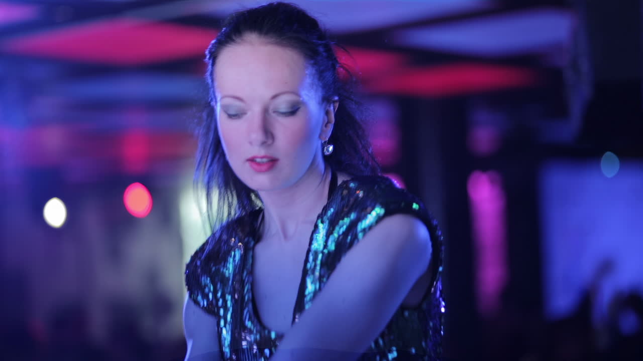 mujer bailando en un club nocturno