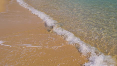 在非常透明的水面上形成的波浪在缓慢运动中