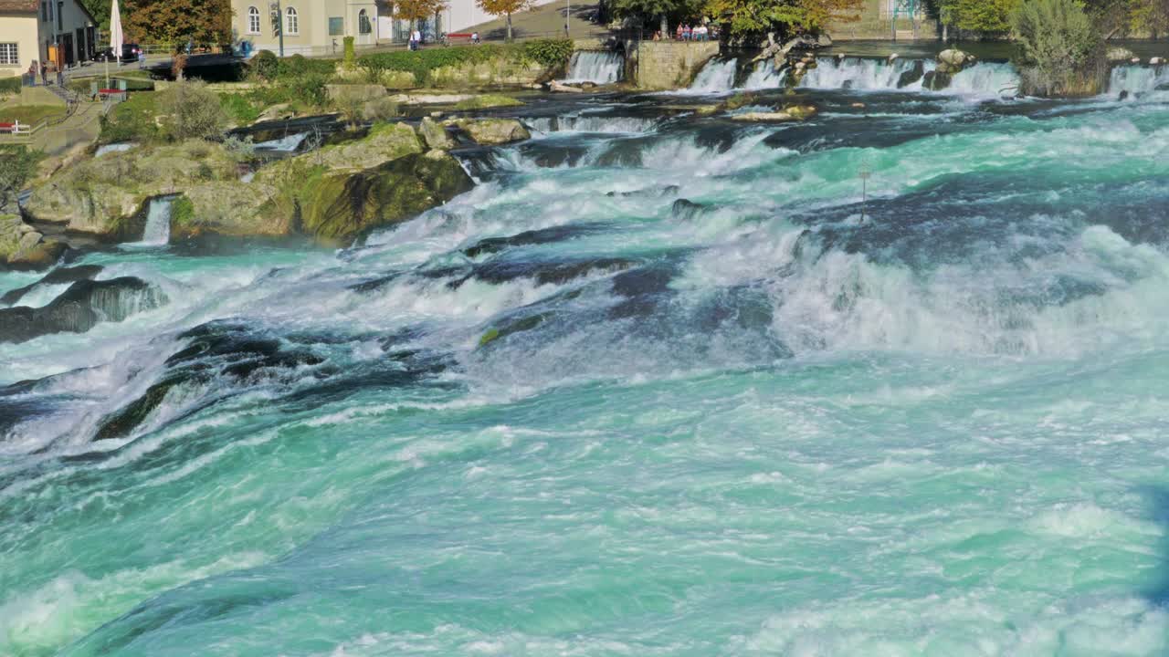 el rin cae cerca de zúrich en el verano indio, cascada en suiza