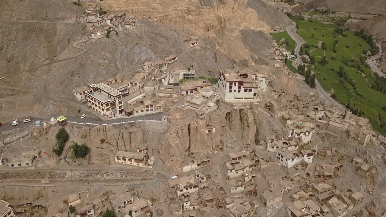 monasterio budista lamayuru por el moonland de ladakh, india en verano