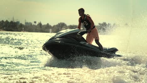 Hombre-Activo-En-Moto-Acuática-Divirtiéndose-En-El-Río-Al-Atardecer-En-Cámara-Lenta