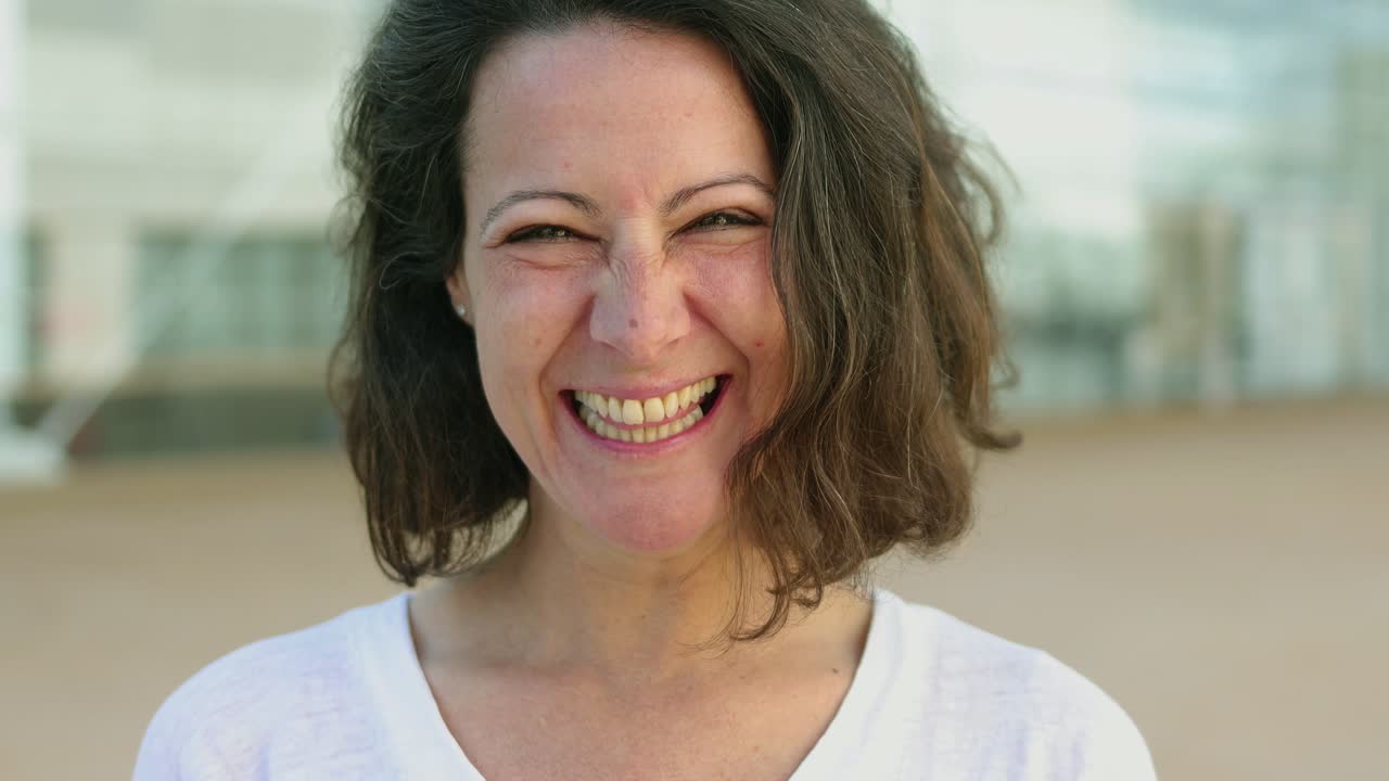 feliz mujer de mediana edad riendo al aire libre