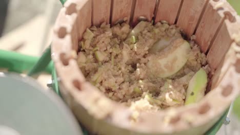 un cubo de puré de manzanas