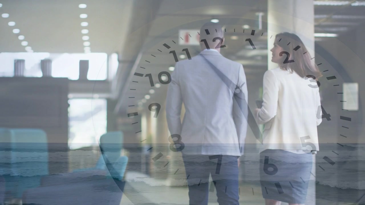 Dos profesionales de negocios caminando por el pasillo y conversando, dirigiéndose a firmar, con un reloj superpuesto sobre los sujetos y una mujer manejando un dispositivo.