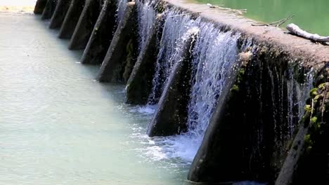 En-Los-Calurosos-Meses-De-Verano,-Esta-Pequeña-Represa-A-Lo-Largo-De-Cualquier-Cantidad-De-Antiguas-Vías-Fluviales-De-Texas-Estaría-Luchando-Para-Mover-El-Agua-Sobre-El-Aliviadero-En-Absoluto