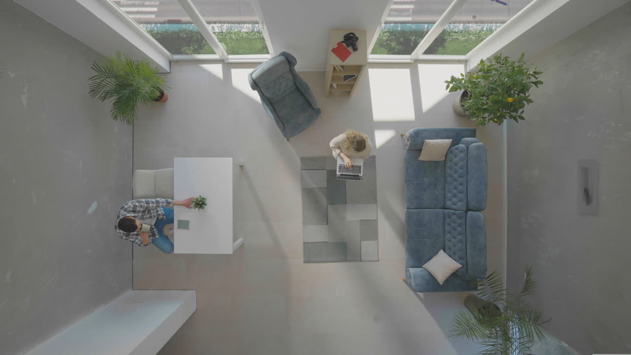 personas en habitaciones modernas y sencillas