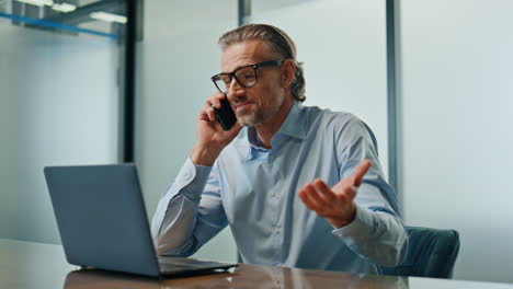 Überglücklicher-Geschäftsmann-Freut-Sich-über-Telefonanruf-Im-Büro,-Nahaufnahme.-Fröhlicher-Mann-Spricht