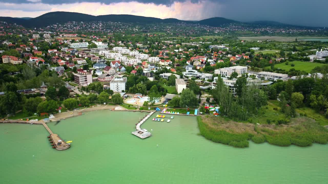 lago balaton en hungría con en verano, alquiler de barcos