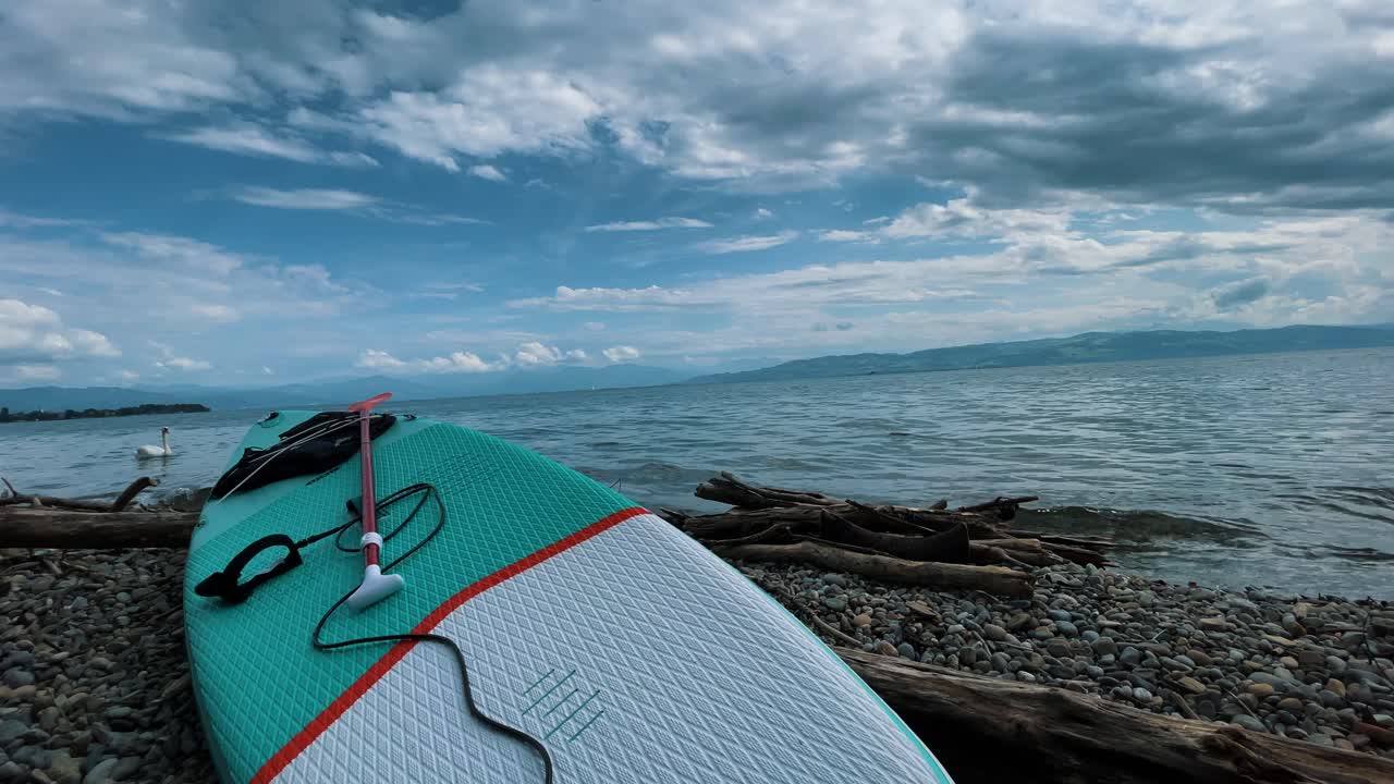 sup - stand up paddle frente al gran lago en alemania, bodensee