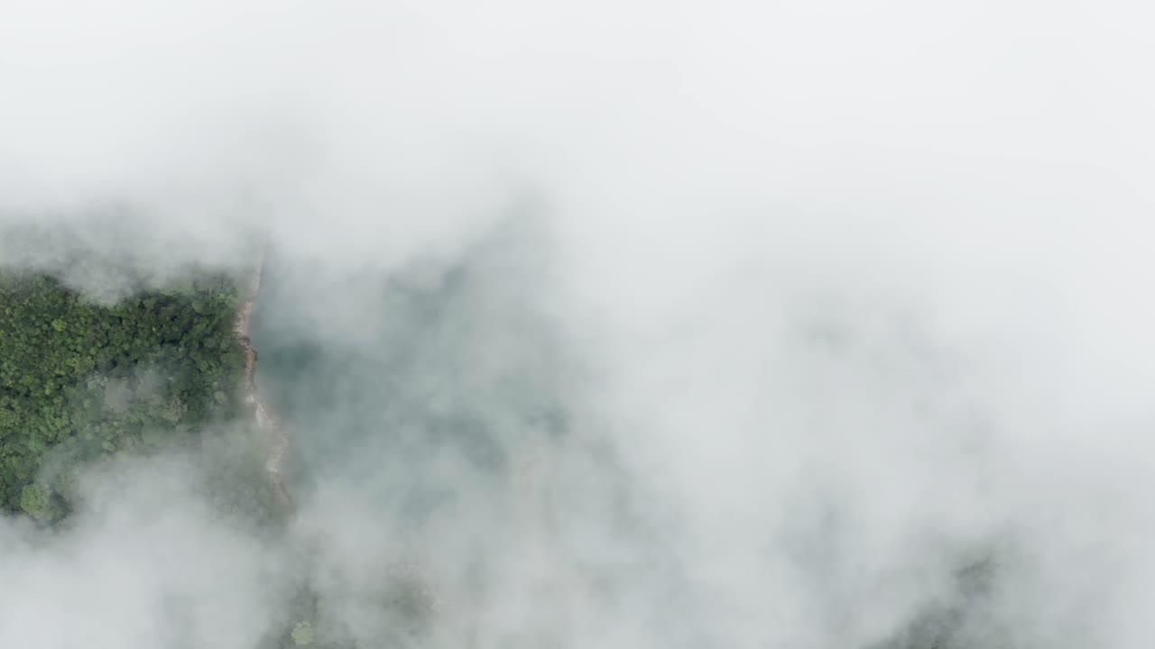 필리핀 레이테 섬 국립공원의 호수를 덮고 있는 구름의 전망