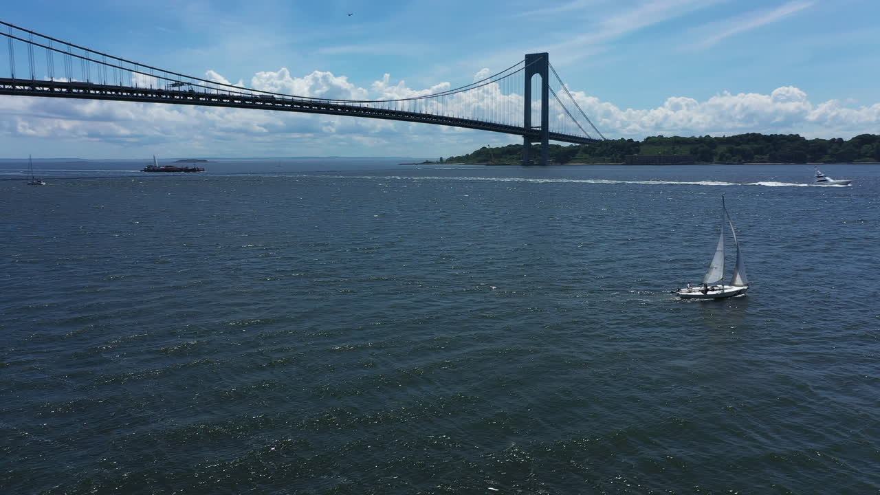 더 낮은 뉴욕만의 낮은 각도 드론 보기